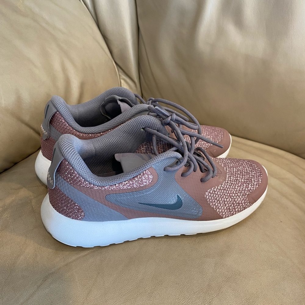 Nike women’s tennis shoes